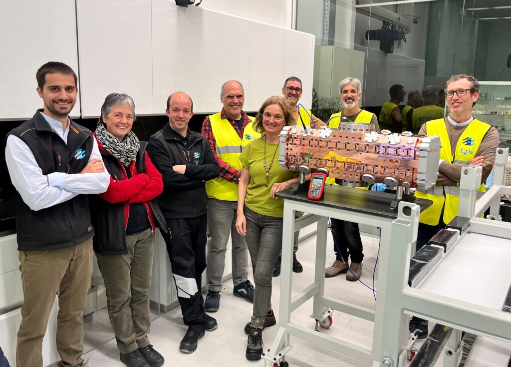 Finalizada con éxito la fabricación del cuarto y último segmento del RFQ de ESS Bilbao. El trabajo en equipo de físicos e ingenieros de ESS Bilbao y EGILE coordinados por Juan Luis Muñoz e Ibon Bustinduy ha hecho posible ver concluido con éxito este gran proyecto. Excelente trabajo de fabricación y mecanizado a la máxima precisión de las piezas de este componente en las instalaciones de EGILE. Ahora toca el siguiente reto de integración y puesta en marcha!